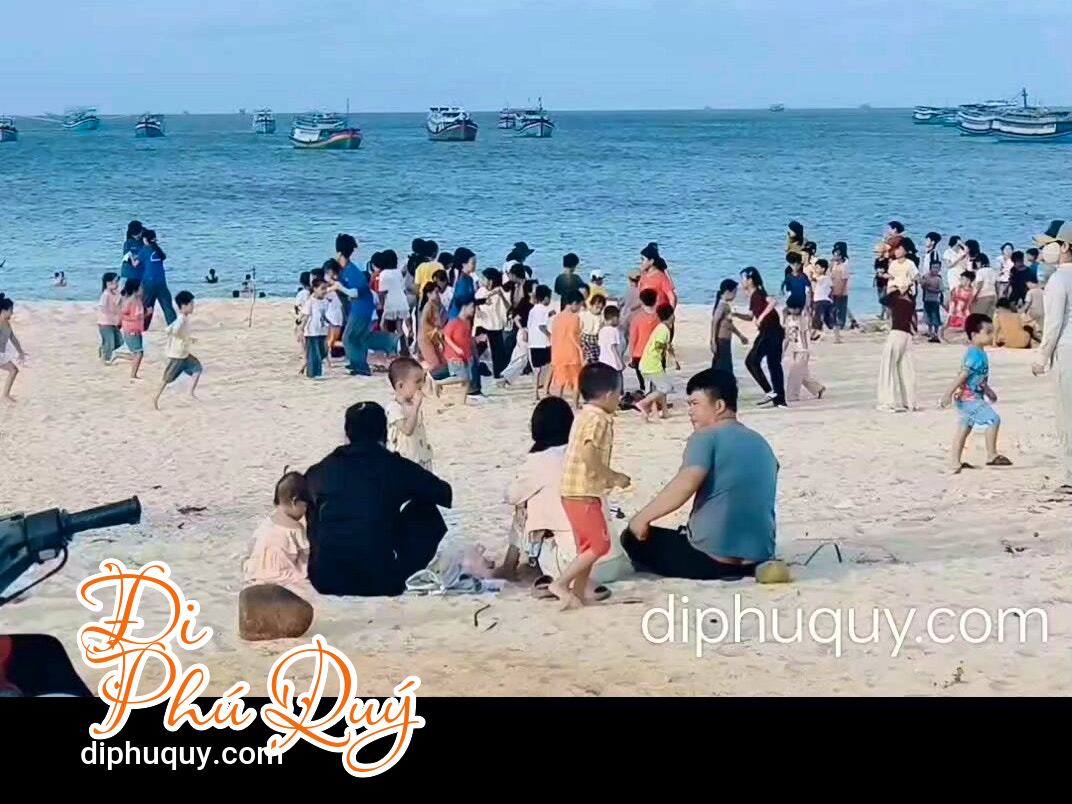 Bãi biển Lach Xanh mùa hè này đông vui quá, Tấn Lợi Phú Quý