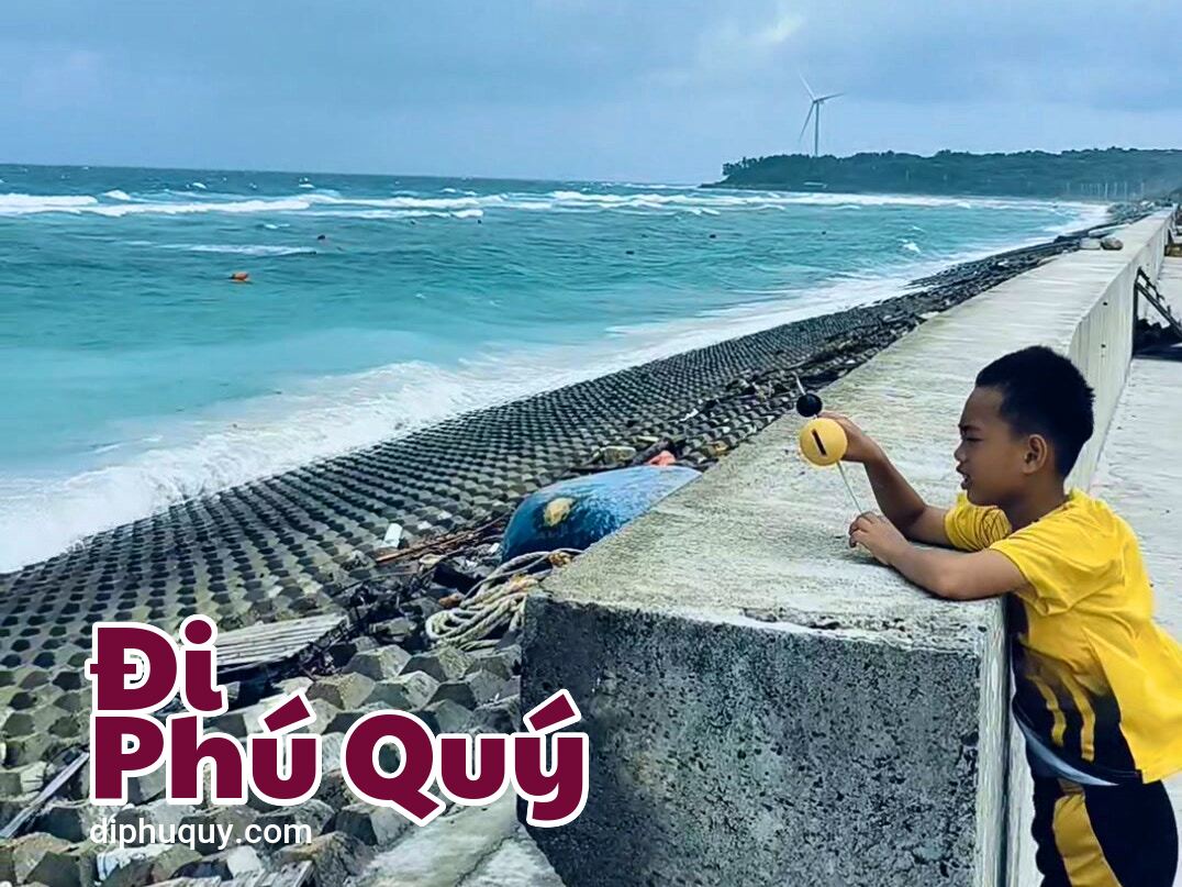 Bãi Lăng hôm nay biển động, mưa lất phất mà trẻ em  đảo vẫn đứng chill ngắm sóng,, Tấn Lợi Phú Quý