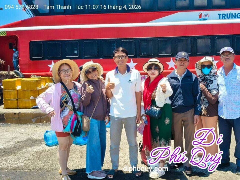 Chụp chung tấm ảnh kỷ niệm cùng các cô chú đến từ Bảo Lộc trước lúc chia tay về lại, Tấn Lợi Phú Quý