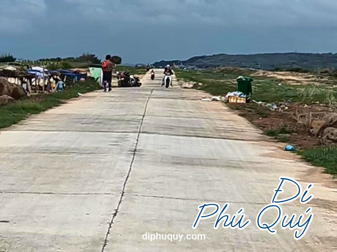 Đang dắt đoàn ra bến ca nô chuẩn bị đi Hòn Tranh thì điện thoại reo: Lợi ơi, thời, Tấn Lợi Phú Quý