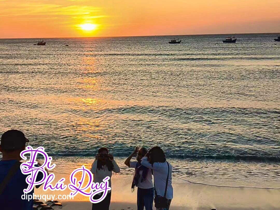 Hồi chiều Lợi dẫn các bác khách đi ngắm hoàng hôn ở bờ kè Bãi Lăng khách khen đẹp, Tấn Lợi Phú Quý