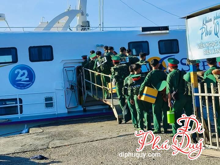 Hôm nay đưa khách xuống tàu về lại đất liền, tình cờ gặp mấy chú bộ đội xuất ngũ,, Tấn Lợi Phú Quý