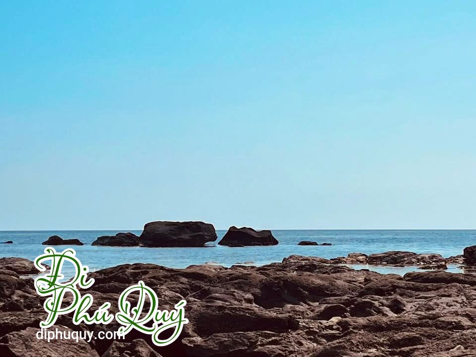 Hòn này gọi là hòn Trần nằm. Ngày xưa có trâu trôi lũ trong đất liền ra đây, có người, Tấn Lợi Phú Quý