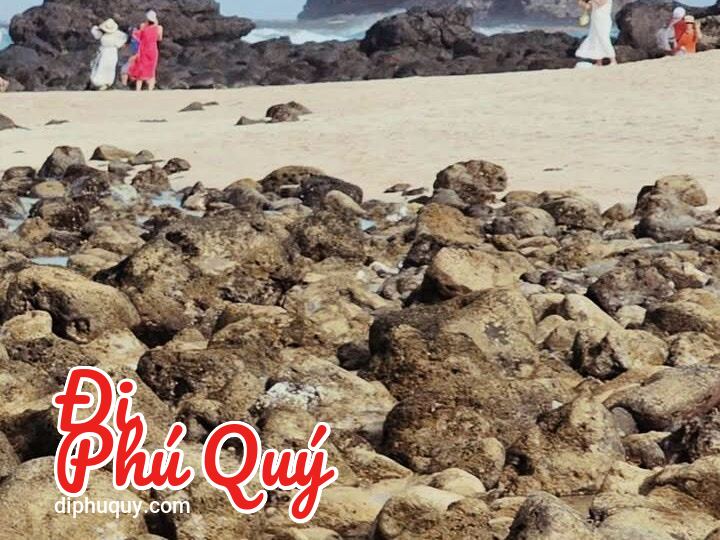 Hòn Trứng Nhỏ với Hòn Dù là hai hòn đá nhỏ nằm gần Hòn Tranh, phía Đông Nam, Tấn Lợi Phú Quý