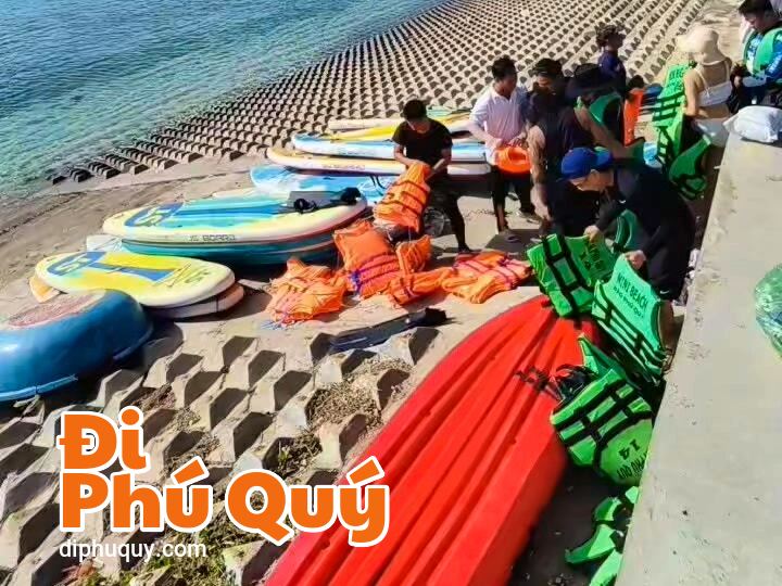 Một buổi chơi hết mình trên biển, Tấn Lợi Phú Quý