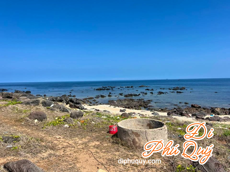 Một Giếng cổ ở khu điện gió, chắc trăm năm rồi. Vẫn còn nước ngọt, đang sử dụng., Tấn Lợi Phú Quý