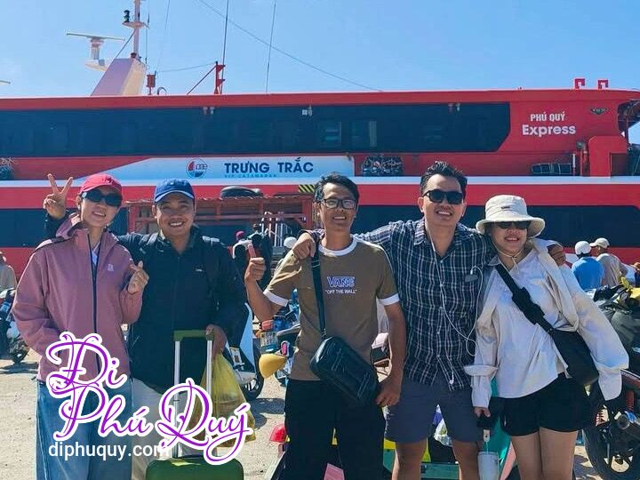 Một tấm hình check-in sương sương cùng các bạn khách từ TP.HCM trước khi lên tàu, Tấn Lợi Phú Quý