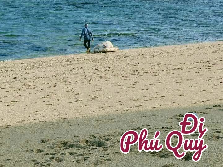 Sáng nay ra bãi, thấy nước rút cạn, thấp thoáng vài người xách giỏ đi ra gò chắc, Tấn Lợi Phú Quý