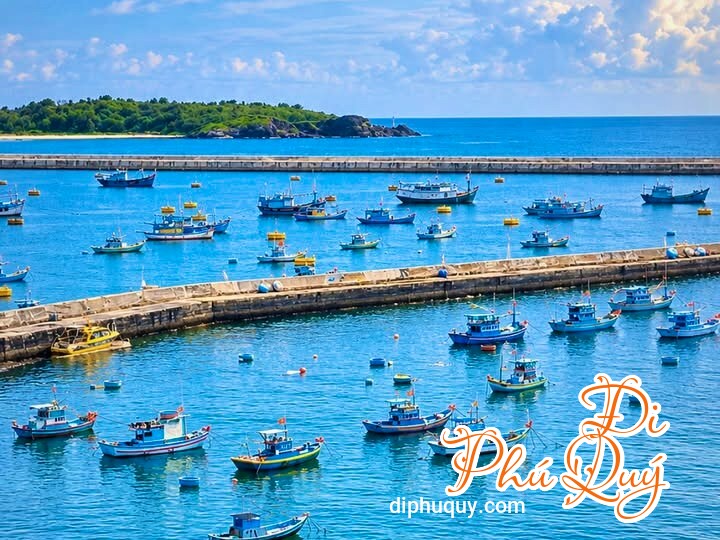 Sau màuu xanh của biển laà những chuyến ra khơi, những conn thuyền gắn boó với đời, Tấn Lợi Phú Quý