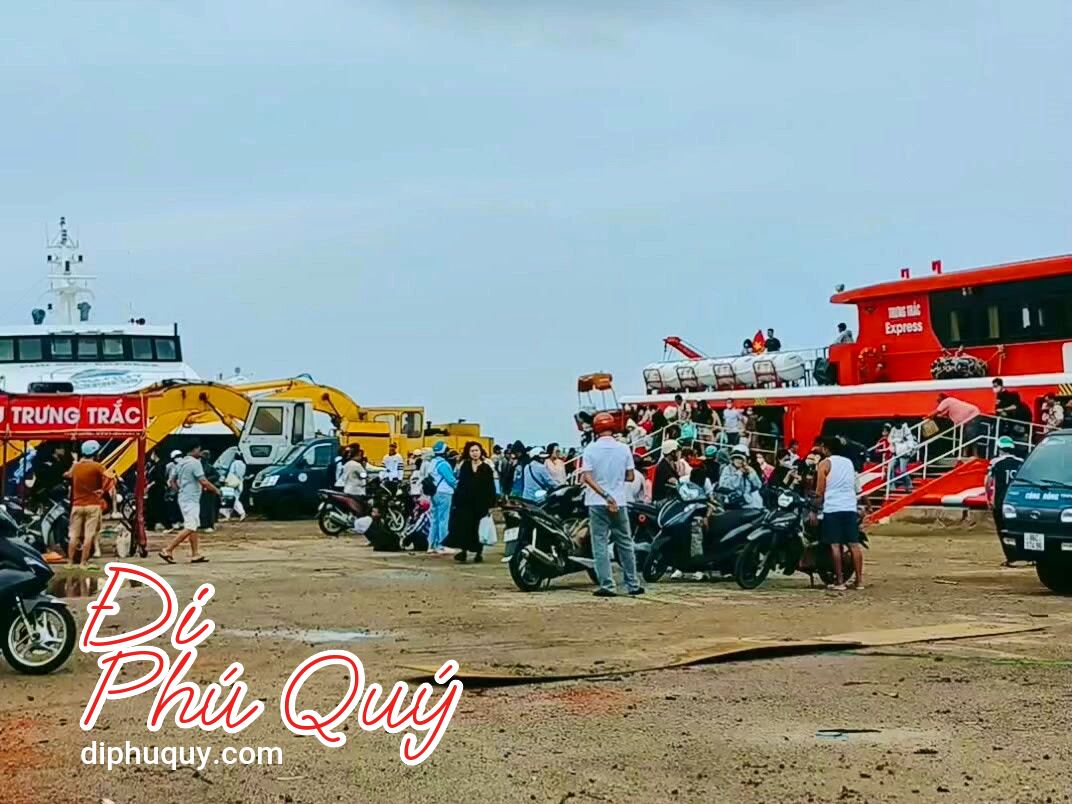 Tàu cập bến, khách lên bờ Phú Quý lại thêm một ngày cuối tuần rộn ràng, Tấn Lợi Phú Quý